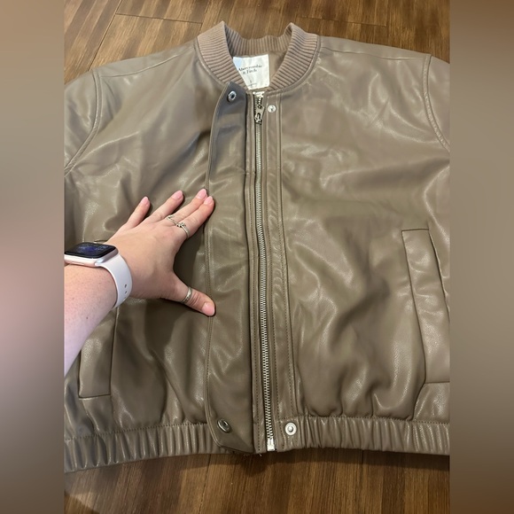 Abercrombie and Fitch Vegan Leather Shrunken Bomber Jacket sz Large beige tan - Picture 7 of 10